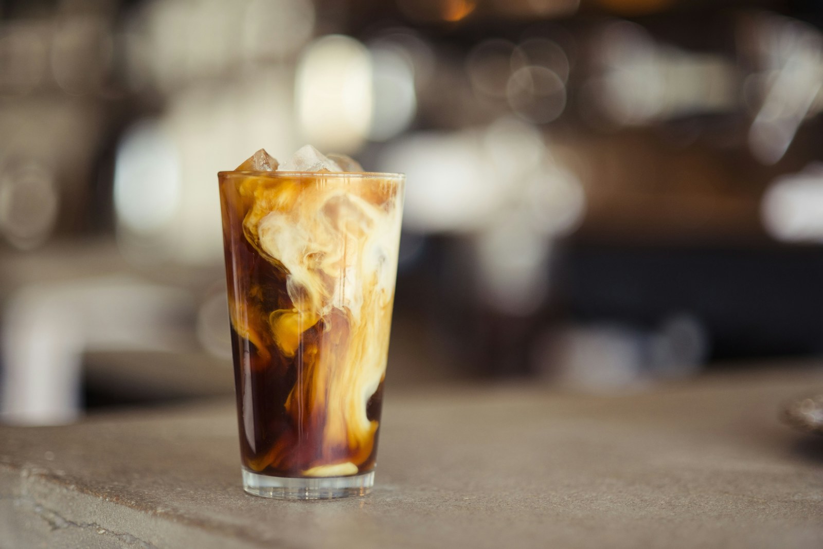 Kalter Kaffee mit Eiswuerfeln als Iced Espresso Rezept