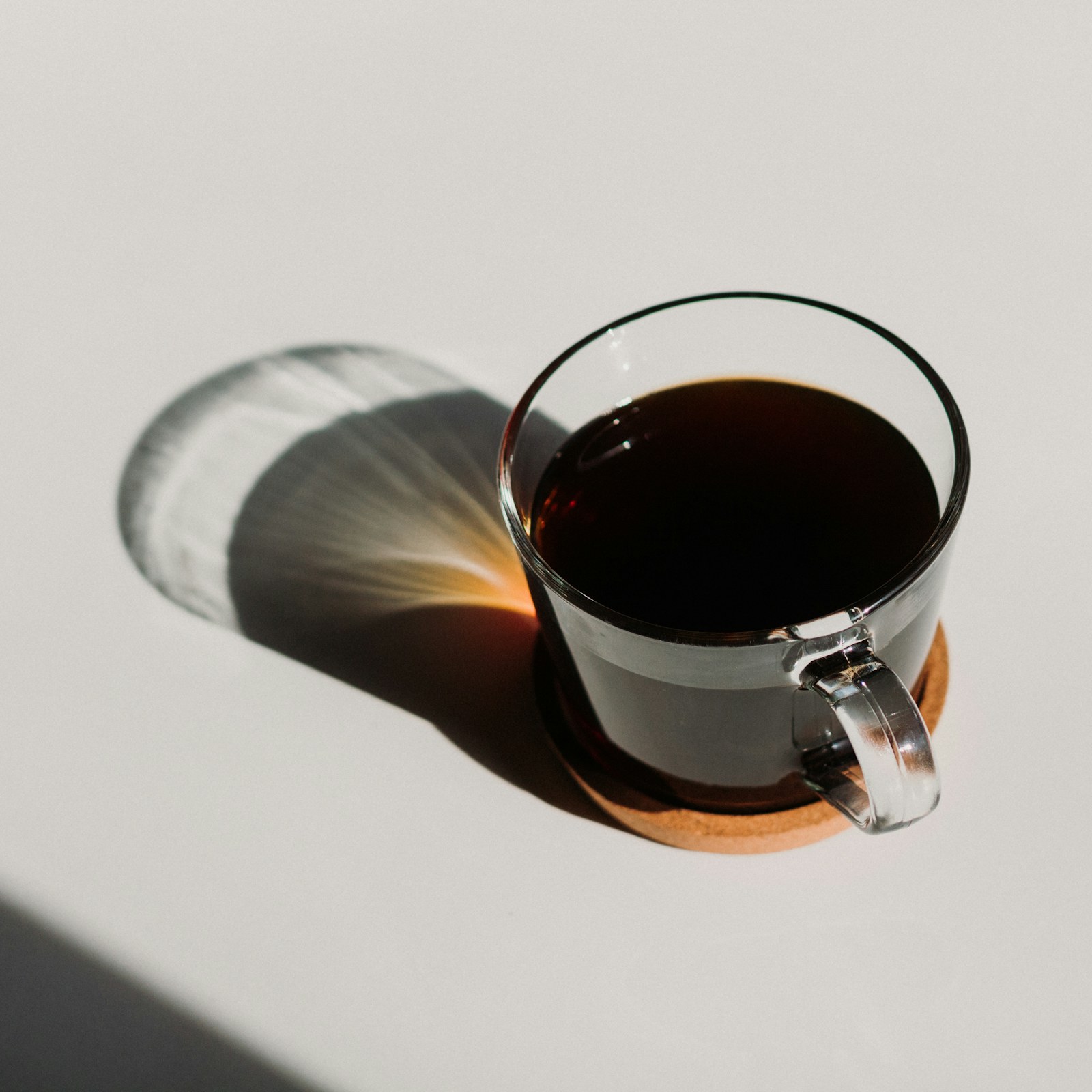 Dunkel geroestete Kaffeebohnen als Symbol fuer italienische Roestung
